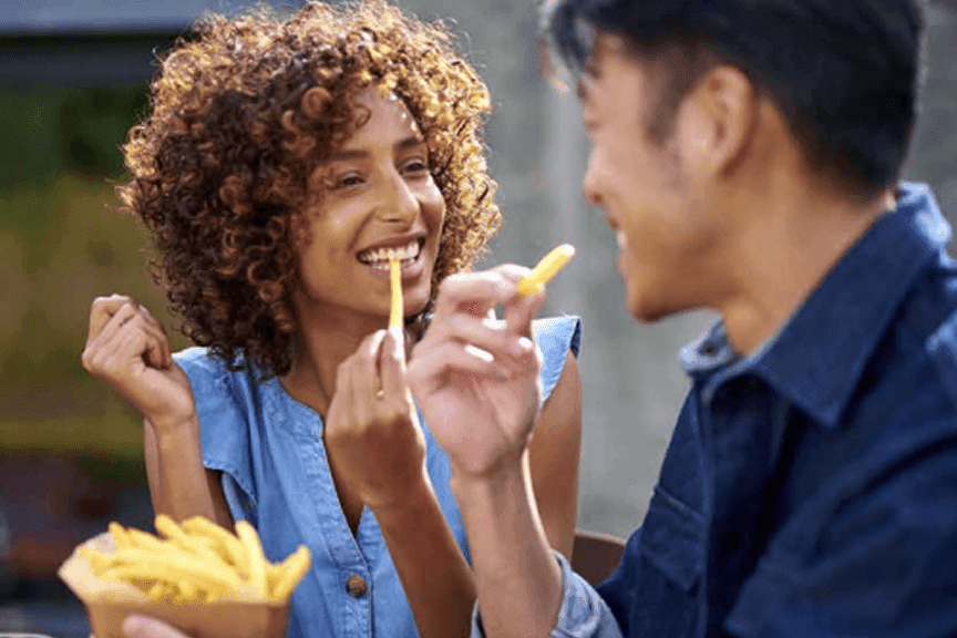 Couple qui mange des frites mydibel